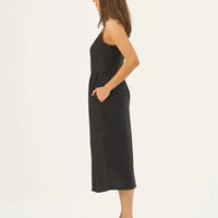 Camilla Kleid in Schwarz – Feminine Leichtigkeit aus Leinen - The Baltic Shop