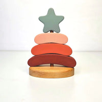 Handgefertigtes Holzstapelspielzeug in 3 Farben - Weihnachtsbaum - The Baltic Shop