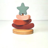 Handgefertigtes Holzstapelspielzeug in 3 Farben - Weihnachtsbaum - The Baltic Shop