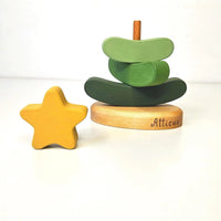 Handgefertigtes Holzstapelspielzeug in 3 Farben - Weihnachtsbaum - The Baltic Shop