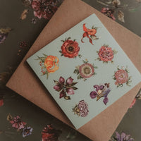 Kleine, flache Karte mit kleinen Blumen auf hellblauem Hintergrund - The Baltic Shop