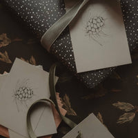 Kleine flache Karte mit Tannenzapfen - The Baltic Shop