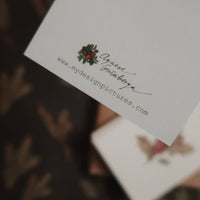 Kleine flache Karte „Winterhase mit Baum“ - The Baltic Shop