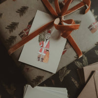 Kleine flache Karte „Winterhase mit Baum“ - The Baltic Shop