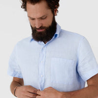 Kurzärmliges Leinenhemd für Herren in Himmelblau - The Baltic Shop