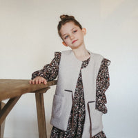 Kuschelige Weste mit Lederband in Weiß - The Baltic Shop