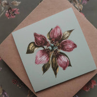 Lila Blume auf hellblau, kleine flache Karte - The Baltic Shop