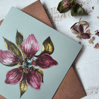 Lila Blume auf hellblau, kleine flache Karte - The Baltic Shop