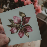 Lila Blume auf hellblau, kleine flache Karte - The Baltic Shop