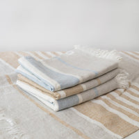Linen Tales gestreifte Leinendecke, in 2 Farben - The Baltic Shop