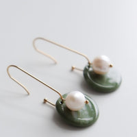 Marée Kollektion: Porzellan - Ohrringe mit Edelstahl - Ohrringen und Süßwasserperlen - The Baltic Shop