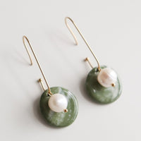 Marée Kollektion: Porzellan - Ohrringe mit Edelstahl - Ohrringen und Süßwasserperlen - The Baltic Shop