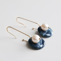 Marée Kollektion: Porzellan - Ohrringe mit Edelstahl - Ohrringen und Süßwasserperlen - The Baltic Shop