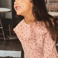 Muslin - Kleid mit Kragen und Rüschenärmeln in Rosa Blumenprint für Kinder - The Baltic Shop
