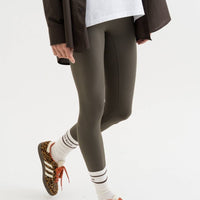 Olivgrüne Leggings – figurbetont & bequem - The Baltic Shop