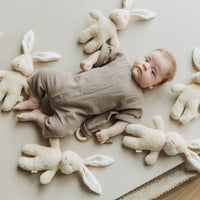 Rasselhase aus Bio Baumwolle - The Baltic Shop