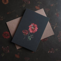 Rote Blume mit einer Biene, Kleine flache Karte - The Baltic Shop