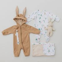 Schlafanzug mit Erdbeeren und Hasen - The Baltic Shop