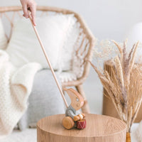 Spielzeugkaninchen zum schieben aus Birkenholz - The Baltic Shop