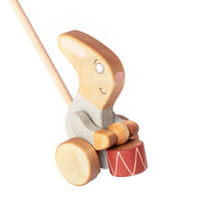 Spielzeugkaninchen zum schieben aus Birkenholz - The Baltic Shop