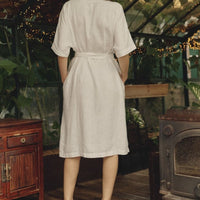 Wickelkleid aus Leinen in Weiß - The Baltic Shop