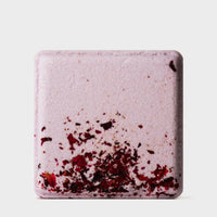 Zero Waste Badebombe Lavendel mit pflegenden Ölen & getrockneten Blüten - The Baltic Shop