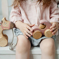 Ziehpferd in Rosa aus Birkenholz - The Baltic Shop