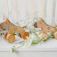 Ziehpferd in Rosa aus Birkenholz - The Baltic Shop