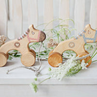 Ziehpferd in Rosa aus Birkenholz - The Baltic Shop