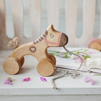 Ziehpferd in Rosa aus Birkenholz - The Baltic Shop