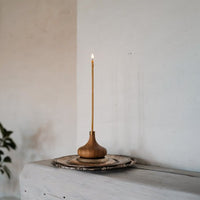 Schlanke Kerzen aus reinem Bienenwachs - The Baltic Shop