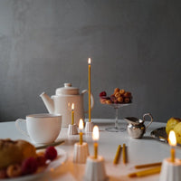 Schlanke Kerzen aus reinem Bienenwachs - The Baltic Shop