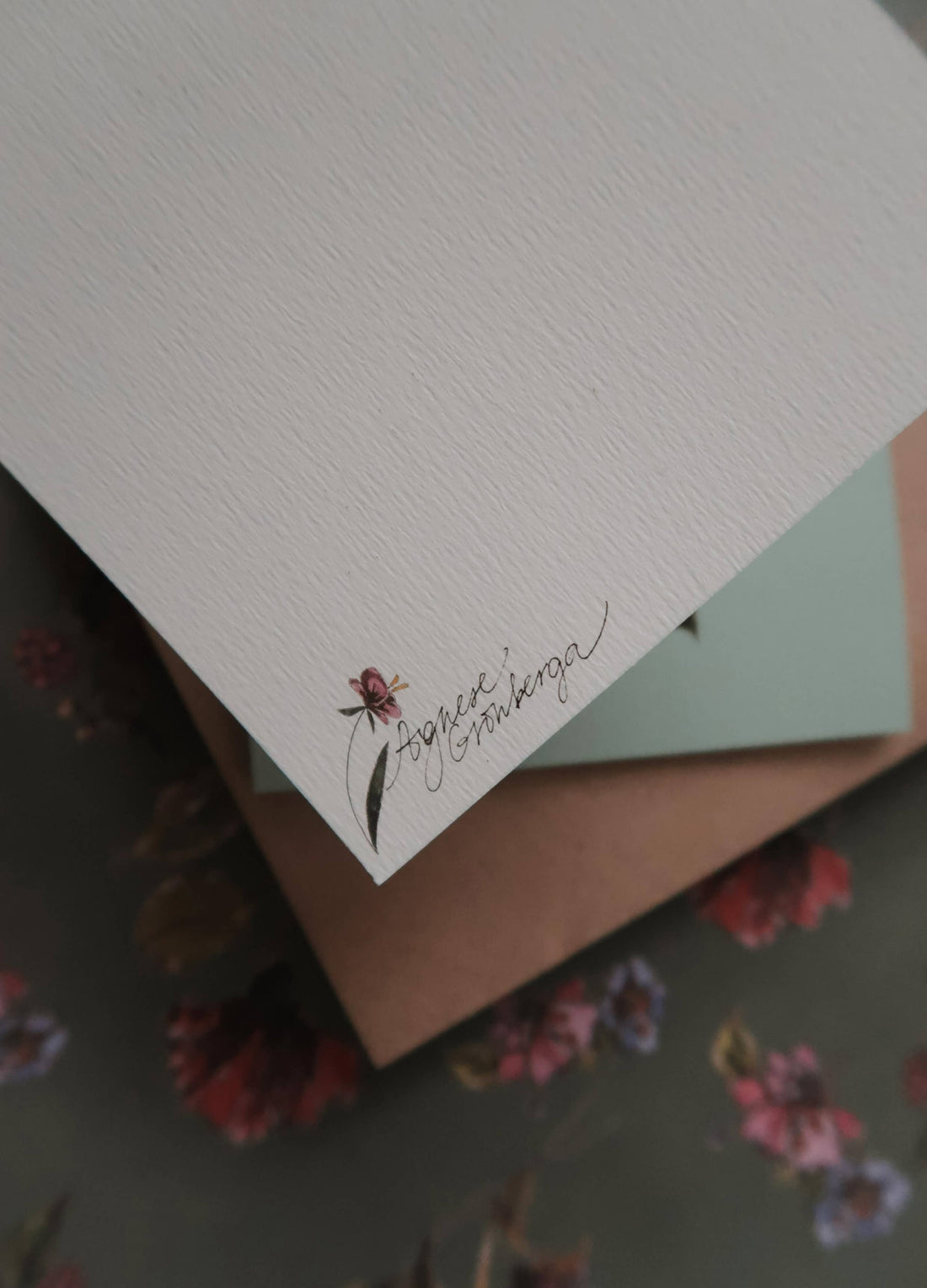 Lila Blume auf hellblau, kleine flache Karte