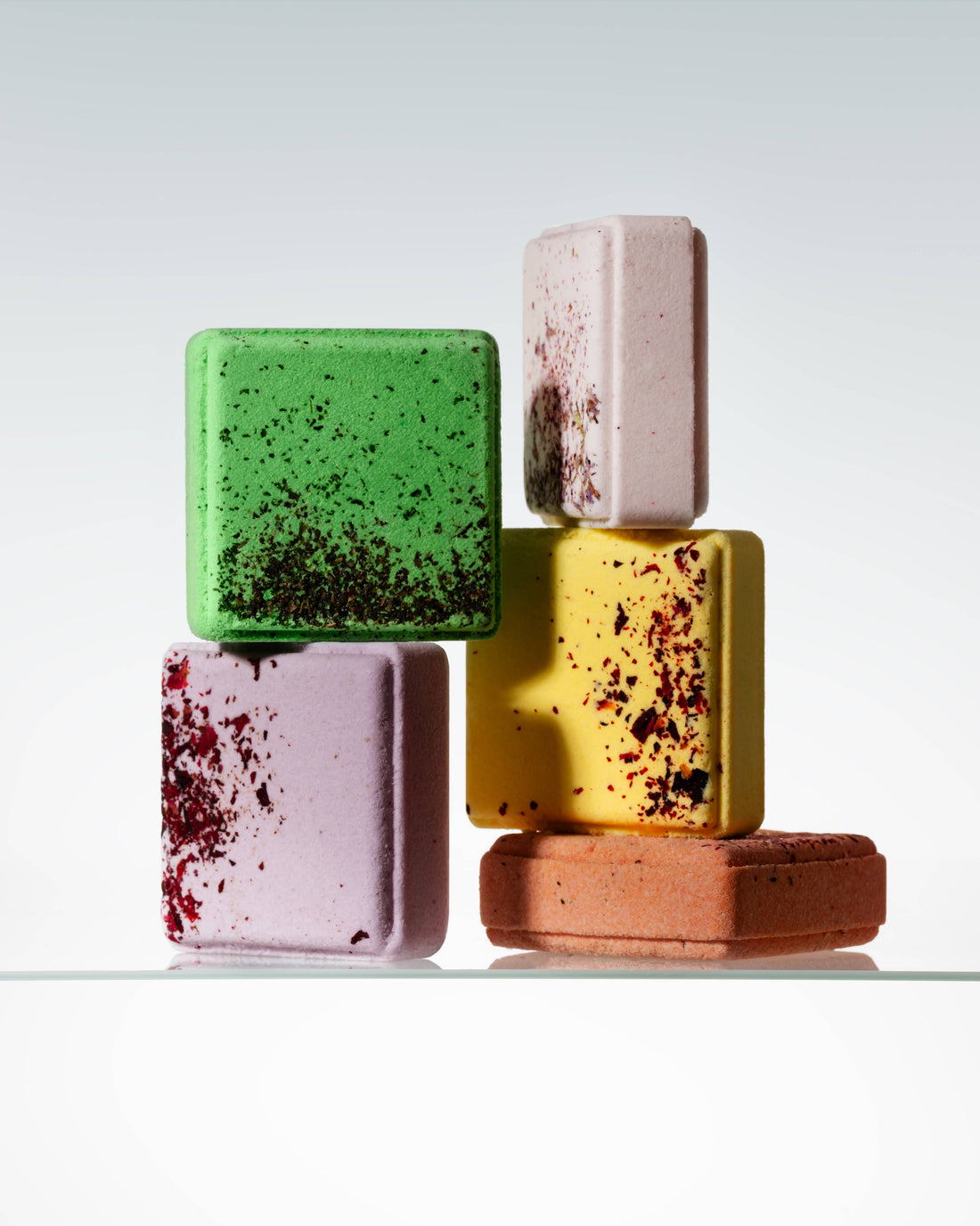Zero Waste Badebombe mit weißer Zeder & getrockneten Blüten