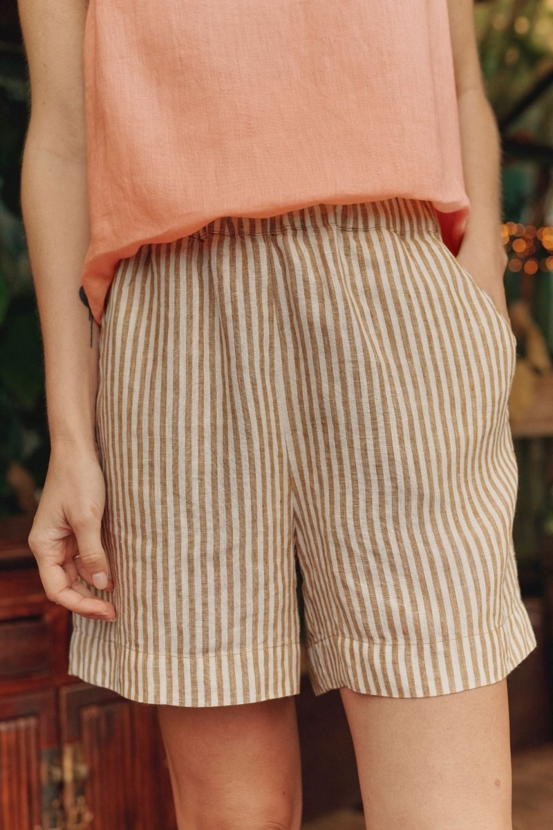 Bequeme Shorts aus Leinen in Bronze mit weiße Streifen - The Baltic Shop