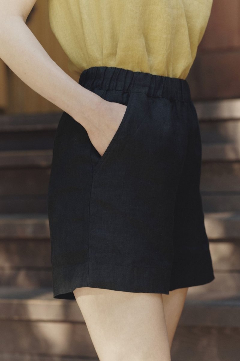 Bequeme Shorts aus Leinen in Schwarz - The Baltic Shop