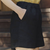 Bequeme Shorts aus Leinen in Schwarz - The Baltic Shop