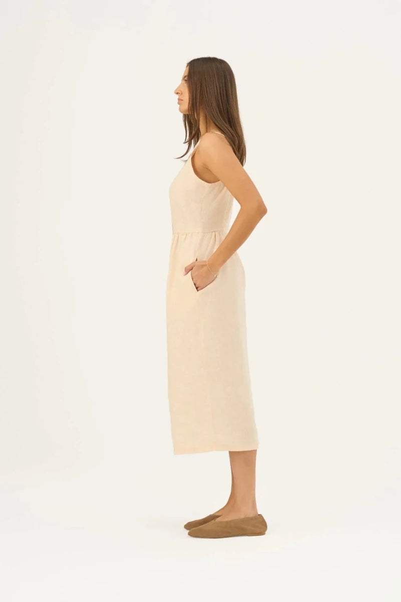 Camilla Kleid in Sandfarbe – Feminine Leichtigkeit aus Leinen - The Baltic Shop