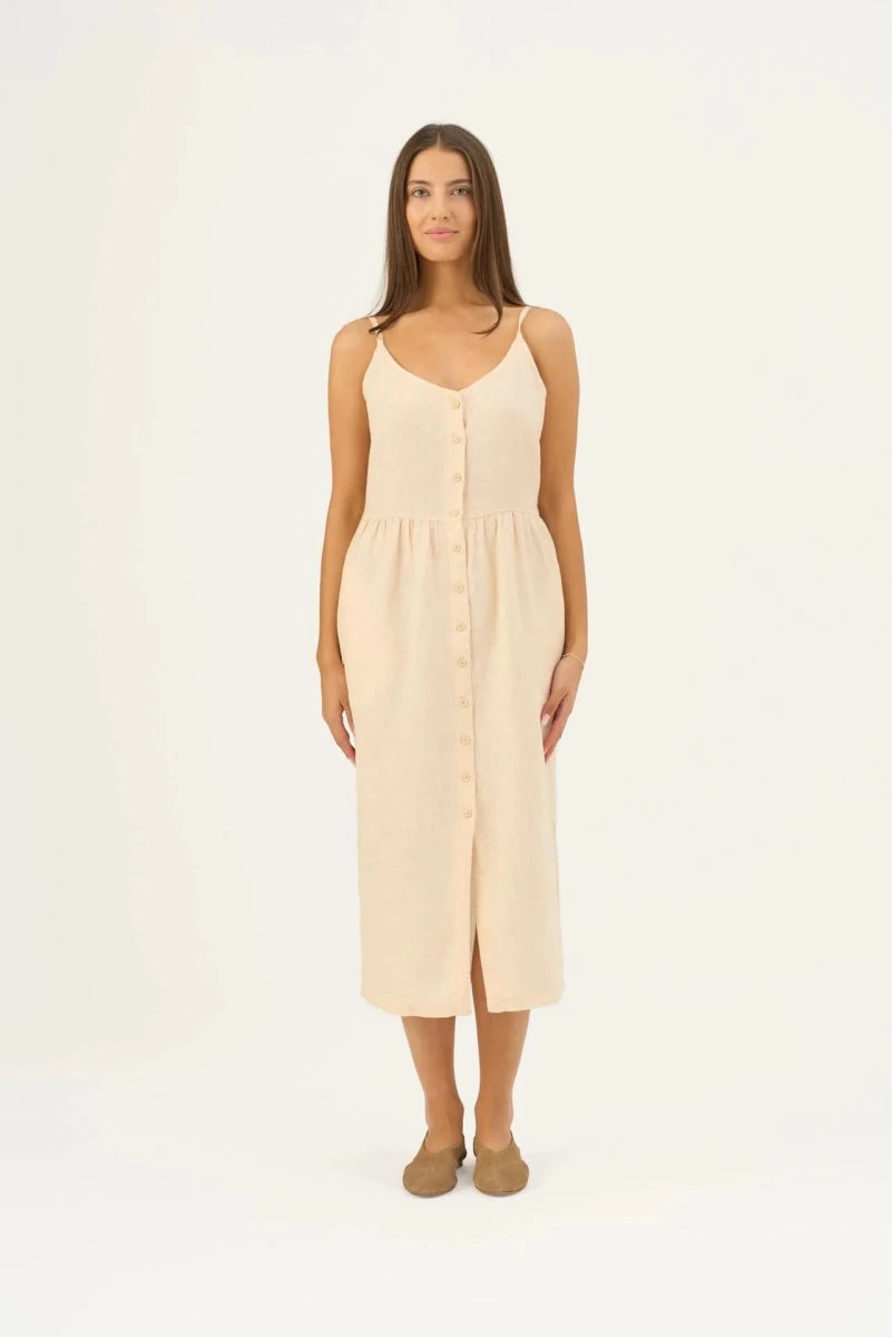 Camilla Kleid in Sandfarbe – Feminine Leichtigkeit aus Leinen - The Baltic Shop