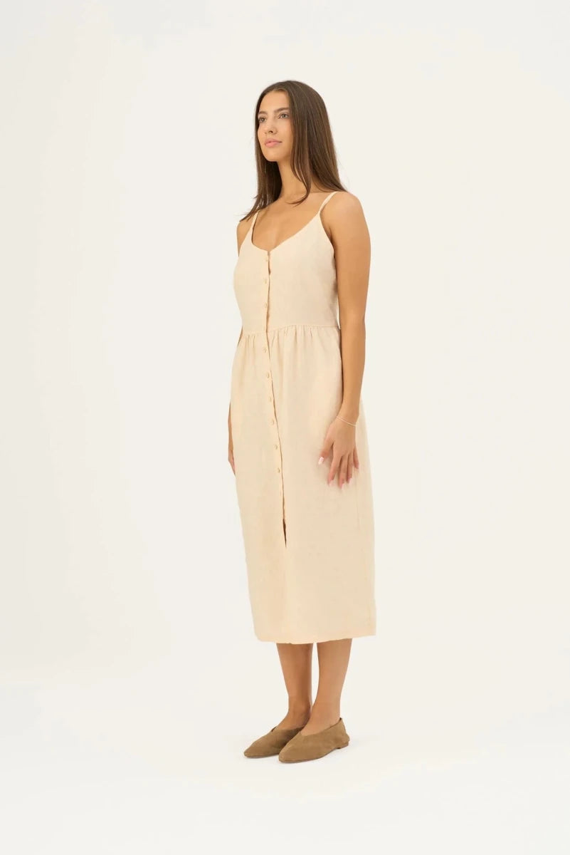 Camilla Kleid in Sandfarbe – Feminine Leichtigkeit aus Leinen - The Baltic Shop