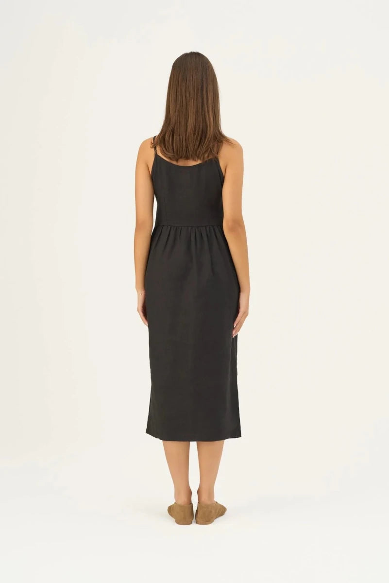Camilla Kleid in Schwarz – Feminine Leichtigkeit aus Leinen - The Baltic Shop