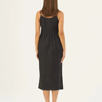 Camilla Kleid in Schwarz – Feminine Leichtigkeit aus Leinen - The Baltic Shop