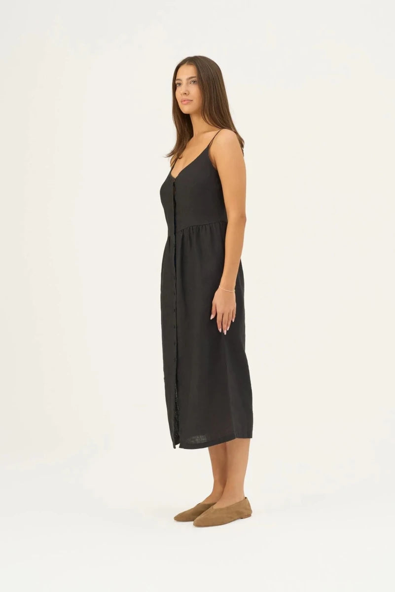 Camilla Kleid in Schwarz – Feminine Leichtigkeit aus Leinen - The Baltic Shop