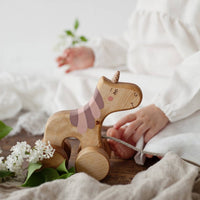 Einhorn zum ziehen aus Birkenholz - The Baltic Shop