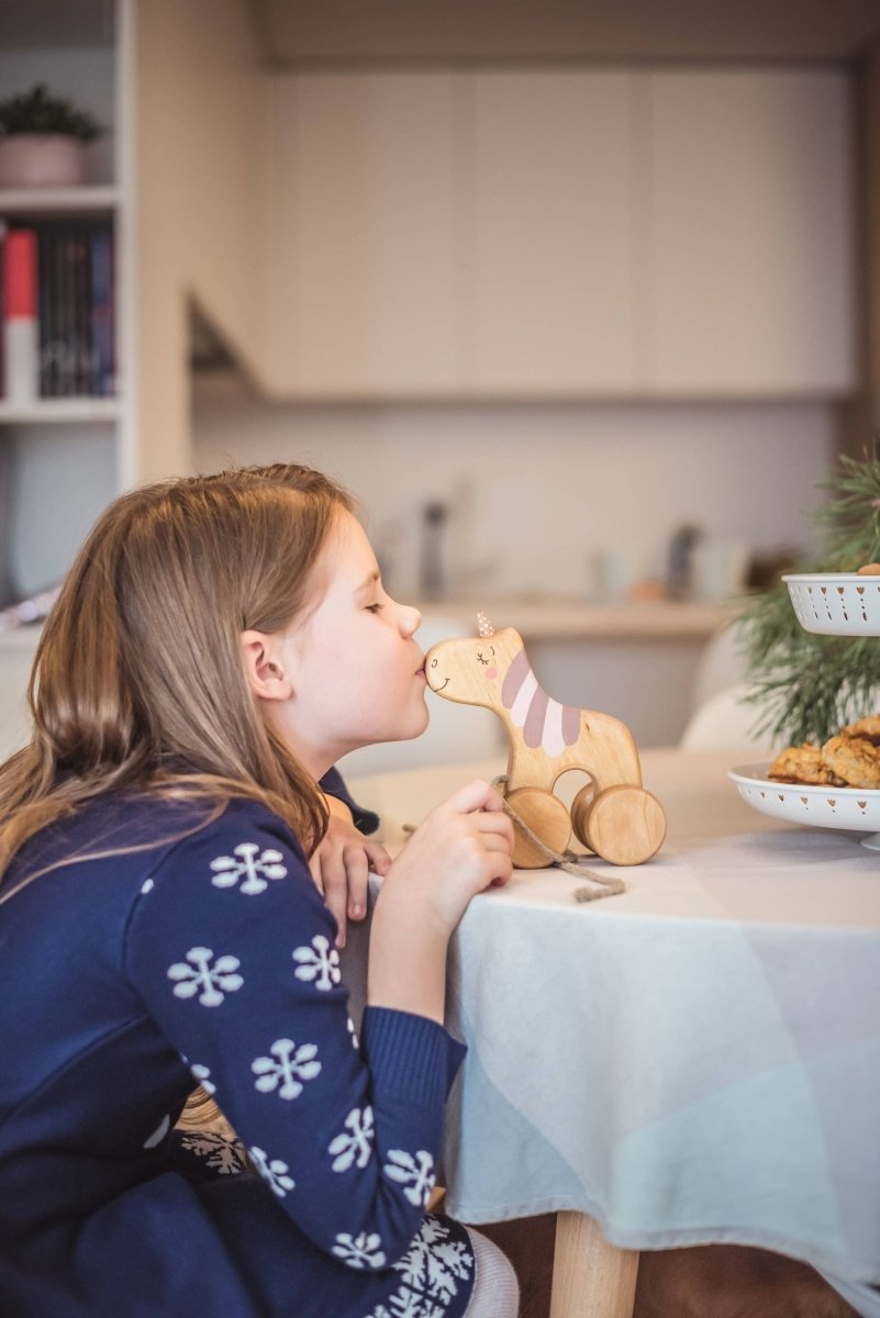 Einhorn zum ziehen aus Birkenholz - The Baltic Shop