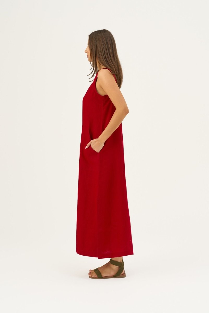 Fugue Leinenkleid in Rot – Langes Sommerkleid mit modernem Minimalismus - The Baltic Shop