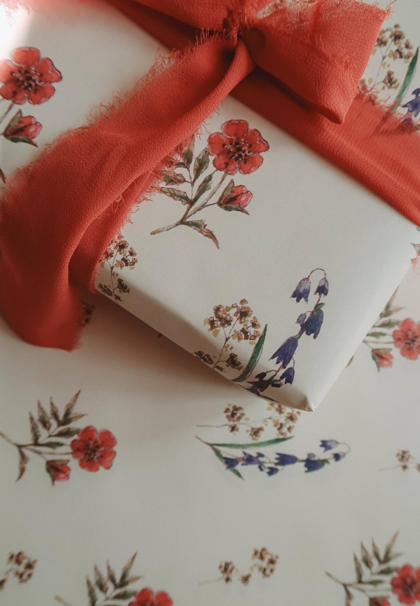 Geschenkpapier mit Blumen in Blau und Rot, 3 - teiliges Set - The Baltic Shop