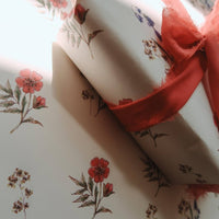 Geschenkpapier mit Blumen in Blau und Rot, 3 - teiliges Set - The Baltic Shop