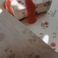 Geschenkpapier mit Blumen in Blau und Rot, 3 - teiliges Set - The Baltic Shop