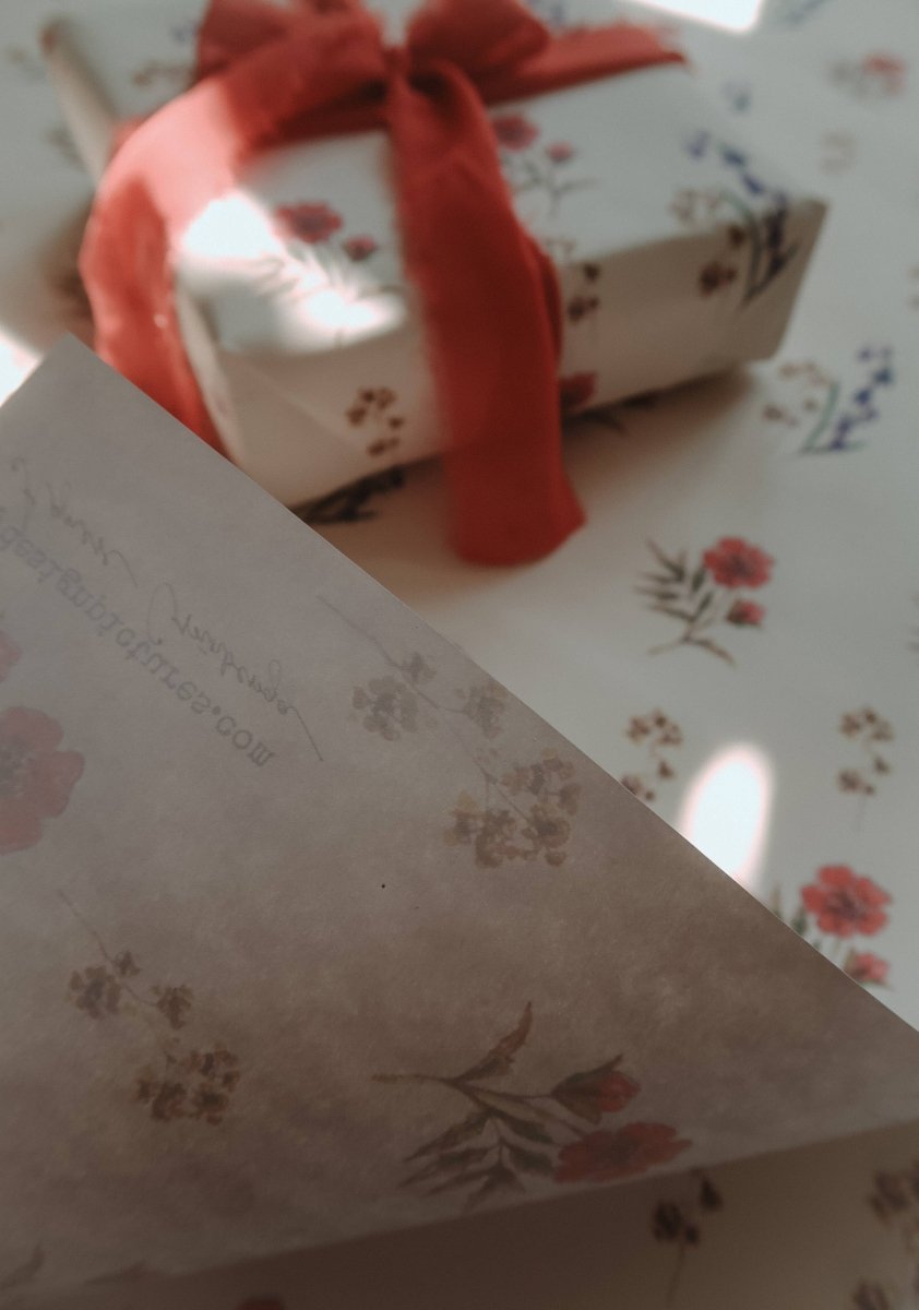 Geschenkpapier mit Blumen in Blau und Rot, 3 - teiliges Set - The Baltic Shop